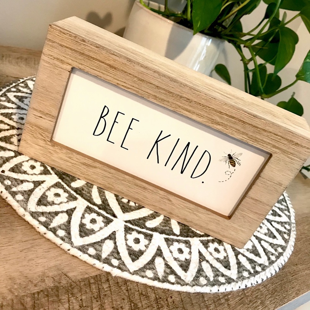 RAE DUNN 🐝 Bee Kind Sign